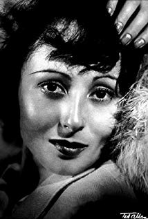 How tall is Luise Rainer?